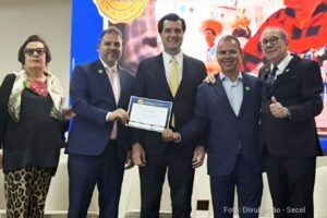 Grandes nomes do forró e da música nacional vão embalar os festejos juninos de Feira de Santana A Prefeitura de Feira de Santana foi reconhecida, na terça-feira (16), com o Certificado de Transparência nos Festejos Juninos 2026, durante cerimônia realizada em Salvador. Representando o prefeito José Ronaldo de Carvalho, participaram do evento o secretário municipal de Cultura, Esporte e Lazer, Cristiano Lôbo, e o procurador-geral do Município, Guga Leal, que receberam a certificação concedida pelo Ministério Público do Estado da Bahia (MP-BA) e pelo Tribunal de Contas dos Municípios da Bahia (TCM-BA). O certificado foi concedido em reconhecimento à colaboração voluntária do município na disponibilização de informações sobre os gastos públicos relacionados aos festejos juninos, reforçando o compromisso da administração municipal com a transparência e a correta aplicação dos recursos públicos.