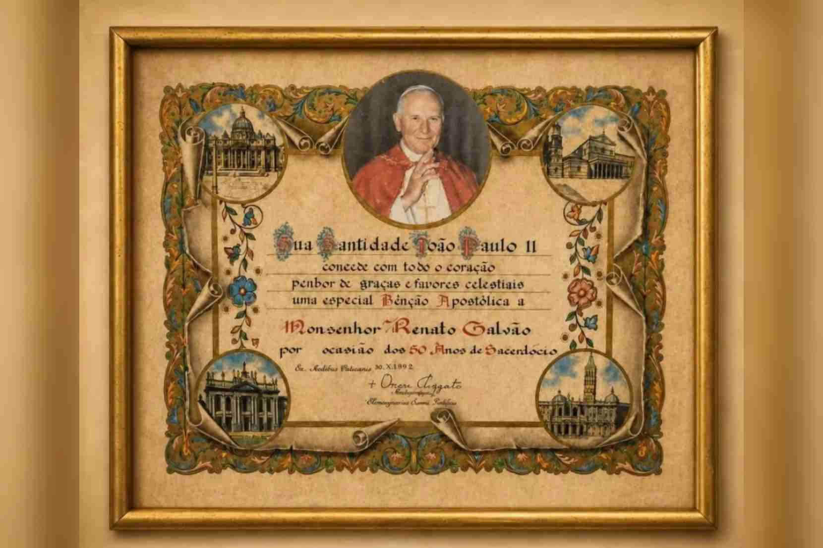 Uma bênção apostólica de São João Paulo II a Monsenhor Renato Galvão permanece preservada no Museu Casa do Sertão, da Universidade Estadual de Feira de Santana (Uefs), como uma das peças mais simbólicas da memória religiosa, cultural e educacional do município. O quadro integra o acervo da Biblioteca Setorial Monsenhor Renato Galvão e traz a mensagem concedida pelo então papa pelos 50 anos de sacerdócio do monsenhor. “Sua Santidade João Paulo II concede com todo o coração penhor de graças e favores celestiais uma especial Bênção Apostólica a Monsenhor Renato Galvão por ocasião dos 50 anos de Sacerdócio.”