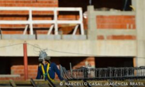 Construção civil empregou 2,5 milhões e pagou média de 2,1 salários mínimos em 2024 Dados divulgados pelo IBGE mostram que setor reuniu 191 mil empresas e movimentou R$ 522,5 bilhões em obras e serviços