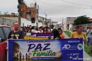 Fé e políticas públicas se unem contra a violência à mulher em Feira

Caminhada pela Família reuniu fiéis, lideranças religiosas e representantes da sociedade civil, com apoio da Secretaria Municipal de Políticas para Mulheres