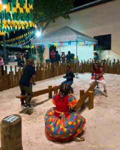 Praça do Jacu é inaugurada com parquinho e equipamentos para atividades físicas A comunidade do povoado de Jacu, no distrito da Matinha, ganhou uma nova área de convivência, lazer e atividades ao ar livre. A Praça do Jacu foi inaugurada na noite de terça-feira (23), com a presença do prefeito José Ronaldo de Carvalho, secretários municipais, autoridades e lideranças comunitárias.