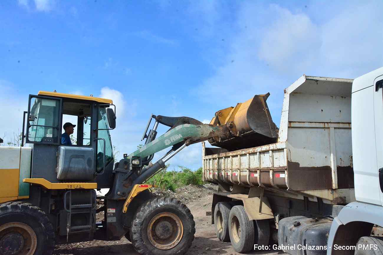 Mais de 100 caçambas de entulho são retiradas da Rua Macário Cerqueira Limpeza na Muchila prepara via para pavimentação e instala Estação de Descarte Provisório