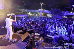 A primeira apresentação de Alcymar Monteiro no São Pedro de Jaíba, na noite de sexta-feira (3), começou com uma homenagem especial à cultura feirense. Antes de embalar o público com os grandes clássicos do forró nordestino, o cantor abriu o espetáculo ao som de Cometa Mambembe, composição do saudoso artista feirense Carlos Pitta, arrancando aplausos e emocionando quem acompanhava a festa.O gesto foi recebido como um tributo a um dos mais importantes nomes da música produzida em Feira de Santana. Ao escolher a canção para abrir o show, Alcymar reforçou o reconhecimento à contribuição de Carlos Pitta para a cultura baiana e nordestina.
