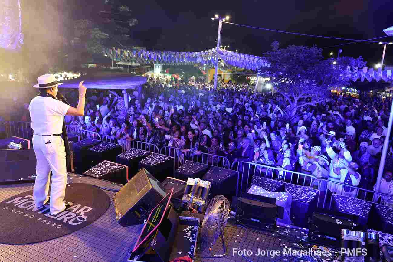 A primeira apresentação de Alcymar Monteiro no São Pedro de Jaíba, na noite de sexta-feira (3), começou com uma homenagem especial à cultura feirense. Antes de embalar o público com os grandes clássicos do forró nordestino, o cantor abriu o espetáculo ao som de Cometa Mambembe, composição do saudoso artista feirense Carlos Pitta, arrancando aplausos e emocionando quem acompanhava a festa. O gesto foi recebido como um tributo a um dos mais importantes nomes da música produzida em Feira de Santana. Ao escolher a canção para abrir o show, Alcymar reforçou o reconhecimento à contribuição de Carlos Pitta para a cultura baiana e nordestina.