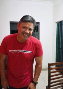 Coração brasileiro, torcida espanhola em Feira na final da CopaDescendentes de imigrantes mantêm viva a ligação com a Espanha e preparam encontros familiares para a decisão contra a Argentina O coração é verde e amarelo, ligado ao Brasil e à terra que acolheu pais e avós. Mas, no próximo domingo (19), famílias de origem espanhola que vivem em Feira de Santana vão vestir vermelho e amarelo para acompanhar Espanha e Argentina, às 16h, no New York New Jersey Stadium, em East Rutherford, no estado de Nova Jersey, nos Estados Unidos.