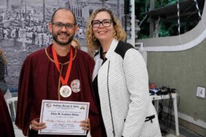 Academia Feirense de Letras celebra posse de novos membros em noite de reconhecimento Solenidade no Casarão Fróes da Motta reuniu público de diferentes segmentos e homenageou personalidades