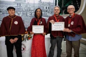 Academia Feirense de Letras celebra posse de novos membros em noite de reconhecimento Solenidade no Casarão Fróes da Motta reuniu público de diferentes segmentos e homenageou personalidades