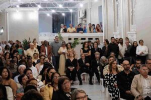 Academia Feirense de Letras celebra posse de novos membros em noite de reconhecimento Solenidade no Casarão Fróes da Motta reuniu público de diferentes segmentos e homenageou personalidades