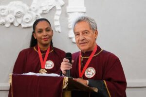 Academia Feirense de Letras celebra posse de novos membros em noite de reconhecimento Solenidade no Casarão Fróes da Motta reuniu público de diferentes segmentos e homenageou personalidades