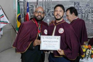 Academia Feirense de Letras celebra posse de novos membros em noite de reconhecimento Solenidade no Casarão Fróes da Motta reuniu público de diferentes segmentos e homenageou personalidades