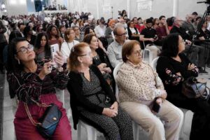 Academia Feirense de Letras celebra posse de novos membros em noite de reconhecimento Solenidade no Casarão Fróes da Motta reuniu público de diferentes segmentos e homenageou personalidades