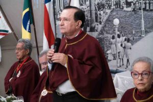 Academia Feirense de Letras celebra posse de novos membros em noite de reconhecimento Solenidade no Casarão Fróes da Motta reuniu público de diferentes segmentos e homenageou personalidades