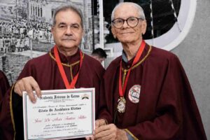 Academia Feirense de Letras celebra posse de novos membros em noite de reconhecimento Solenidade no Casarão Fróes da Motta reuniu público de diferentes segmentos e homenageou personalidades