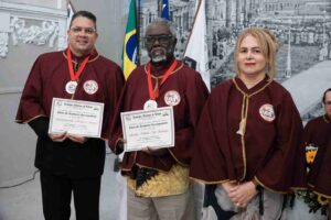 Academia Feirense de Letras celebra posse de novos membros em noite de reconhecimento Solenidade no Casarão Fróes da Motta reuniu público de diferentes segmentos e homenageou personalidades