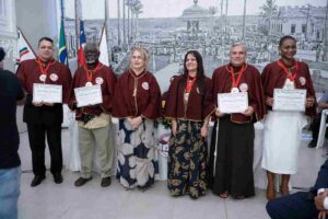 Academia Feirense de Letras celebra posse de novos membros em noite de reconhecimento Solenidade no Casarão Fróes da Motta reuniu público de diferentes segmentos e homenageou personalidades