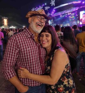 Coração brasileiro, torcida espanhola em Feira na final da Copa Descendentes de imigrantes mantêm viva a ligação com a Espanha e preparam encontros familiares para a decisão contra a Argentina O coração é verde e amarelo, ligado ao Brasil e à terra que acolheu pais e avós. Mas, no próximo domingo (19), famílias de origem espanhola que vivem em Feira de Santana vão vestir vermelho e amarelo para acompanhar Espanha e Argentina, às 16h, no New York New Jersey Stadium, em East Rutherford, no estado de Nova Jersey, nos Estados Unidos.