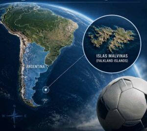 A classificação da Argentina para a final da Copa do Mundo ganhou um desdobramento fora das quatro linhas. Depois da vitória por 2 a 1 sobre a Inglaterra, jogadores argentinos exibiram no gramado uma faixa com a mensagem “Las Malvinas son Argentinas”. O governo britânico exigiu providências, enquanto a Fifa avalia o episódio e uma possível infração às normas que proíbem manifestações políticas nos estádios.

A manifestação ocorre justamente quando a entidade é cobrada a demonstrar coerência na aplicação das próprias regras. No início da Copa, a Fifa obrigou o Haiti a modificar o uniforme que apresentava uma imagem de Toussaint Louverture, líder da revolução que conduziu o país à independência. O desenho foi considerado uma manifestação política.