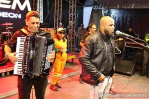 Um dos momentos mais emocionantes da abertura do último fim de semana do Arraiá de Feira 2026, na noite desta sexta-feira (3), em Jaíba, foi protagonizado pela agente de limpeza pública Aline Ribeiro. Após um pedido feito à equipe do cantor, ela recebeu a oportunidade de subir ao palco e cantar ao lado de Nenem do Acordeon, sendo aplaudida pelo público presente. Antes da apresentação, Aline não escondia a emoção pela oportunidade de realizar um sonho.