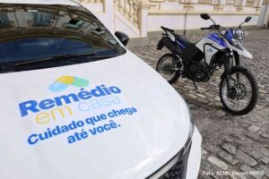 Remédio em Casa começa pelos distritos e mira barreiras de acesso à saúde

Programa da Prefeitura de Feira levará medicamentos de uso contínuo a idosos, acamados e pessoas com dificuldade de locomoção acompanhadas pela Atenção Básica