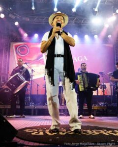 A primeira apresentação de Alcymar Monteiro no São Pedro de Jaíba, na noite de sexta-feira (3), começou com uma homenagem especial à cultura feirense. Antes de embalar o público com os grandes clássicos do forró nordestino, o cantor abriu o espetáculo ao som de Cometa Mambembe, composição do saudoso artista feirense Carlos Pitta, arrancando aplausos e emocionando quem acompanhava a festa. O gesto foi recebido como um tributo a um dos mais importantes nomes da música produzida em Feira de Santana. Ao escolher a canção para abrir o show, Alcymar reforçou o reconhecimento à contribuição de Carlos Pitta para a cultura baiana e nordestina.