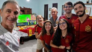 Coração brasileiro, torcida espanhola em Feira na final da CopaDescendentes de imigrantes mantêm viva a ligação com a Espanha e preparam encontros familiares para a decisão contra a Argentina O coração é verde e amarelo, ligado ao Brasil e à terra que acolheu pais e avós. Mas, no próximo domingo (19), famílias de origem espanhola que vivem em Feira de Santana vão vestir vermelho e amarelo para acompanhar Espanha e Argentina, às 16h, no New York New Jersey Stadium, em East Rutherford, no estado de Nova Jersey, nos Estados Unidos.
