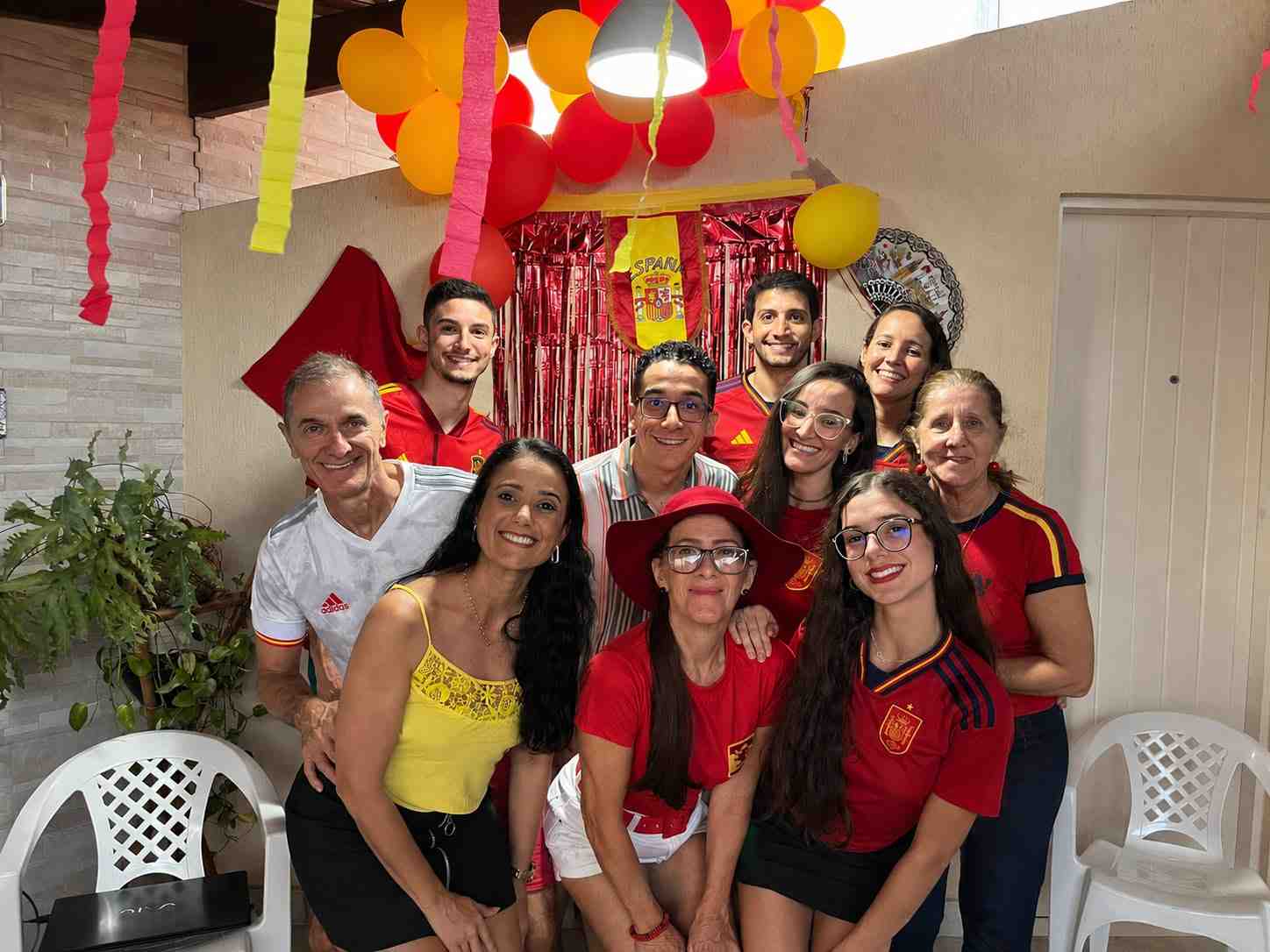 Coração brasileiro, torcida espanhola em Feira na final da Copa Descendentes de imigrantes mantêm viva a ligação com a Espanha e preparam encontros familiares para a decisão contra a Argentina O coração é verde e amarelo, ligado ao Brasil e à terra que acolheu pais e avós. Mas, no próximo domingo (19), famílias de origem espanhola que vivem em Feira de Santana vão vestir vermelho e amarelo para acompanhar Espanha e Argentina, às 16h, no New York New Jersey Stadium, em East Rutherford, no estado de Nova Jersey, nos Estados Unidos.