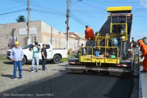 Ao autorizar o início das obras, o prefeito José Ronaldo assegurou que as intervenções vão prosseguir diariamente em toda a cidade

A Secretaria Municipal de Infraestrutura (Seinfra) da Prefeitura de Feira de Santana deu início às obras de pavimentação asfáltica em Concreto Betuminoso Usinado a Quente (CBUQ) em mais cinco ruas do bairro Conceição. As intervenções foram autorizadas pelo prefeito José Ronaldo de Carvalho, no início da tarde desta sexta-feira (03), ao acompanhar a execução dos serviços.
