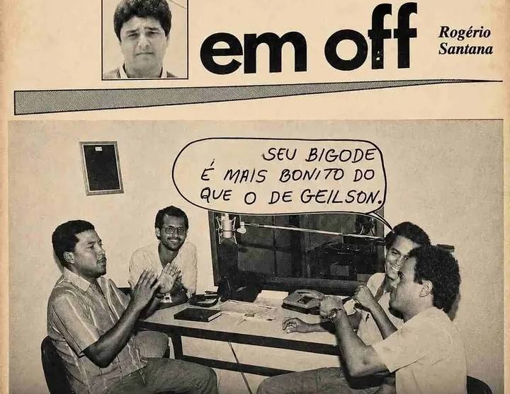 Cinco grandes nomes do rádio de Feira de Santana estão reunidos nesta imagem histórica. Dilton Coutinho, Carlos Geilson, Valdomiro Silva e Jorge Telles aparecem no estúdio da Rádio Subaé, onde construíram parte importante de suas trajetórias profissionais. O quinto nome é o de Rogério Santana, autor da coluna 'Em Off', publicada pelo Feira Hoje.