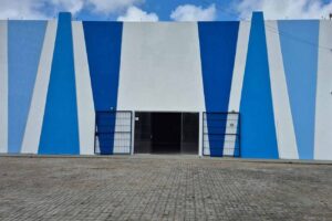 A entrega do Galpão de Artes José Viana Cabral, realizada neste sábado (15), nas Baraúnas, amplia o acesso de crianças, adolescentes, jovens e adultos à arte, à formação e à convivência comunitária.

Durante a entrega, o prefeito José Ronaldo de Carvalho salientou a importância de aproximar as políticas culturais da população, especialmente das crianças e dos adolescentes, que passam a contar com um espaço público destinado ao aprendizado e à expressão artística.