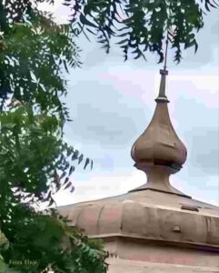 Reforma da Praça Fróes da Mota coloca patrimônio histórico no centro das atenções

Coreto de 1919 reúneReforma da Praça Fróes da Mota coloca patrimônio histórico no centro das atenções ladrilhos hidráulicos, ferro trabalhado e elementos ecléticos; praça conserva ainda peça de iluminação pública datada de 1903

A Praça Eduardo Fróes da Mota, no centro de Feira de Santana, será totalmente reformada após ordem de serviço assinada nesta quarta-feira (26) pelo prefeito José Ronaldo de Carvalho. A intervenção receberá investimento de R$ 852.585,37 e terá prazo previsto de quatro meses. Entre os cuidados anunciados está a manutenção das características originais do coreto histórico, construído no início do século XX e um dos principais elementos arquitetônicos preservados no espaço.