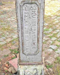 Reforma da Praça Fróes da Mota coloca patrimônio histórico no centro das atençõesCoreto de 1919 reúneReforma da Praça Fróes da Mota coloca patrimônio histórico no centro das atenções ladrilhos hidráulicos, ferro trabalhado e elementos ecléticos; praça conserva ainda peça de iluminação pública datada de 1903

A Praça Eduardo Fróes da Mota, no centro de Feira de Santana, será totalmente reformada após ordem de serviço assinada nesta quarta-feira (26) pelo prefeito José Ronaldo de Carvalho. A intervenção receberá investimento de R$ 852.585,37 e terá prazo previsto de quatro meses. Entre os cuidados anunciados está a manutenção das características originais do coreto histórico, construído no início do século XX e um dos principais elementos arquitetônicos preservados no espaço.