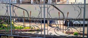 Reforma da Praça Fróes da Mota coloca patrimônio histórico no centro das atenções

Coreto de 1919 reúneReforma da Praça Fróes da Mota coloca patrimônio histórico no centro das atenções ladrilhos hidráulicos, ferro trabalhado e elementos ecléticos; praça conserva ainda peça de iluminação pública datada de 1903

A Praça Eduardo Fróes da Mota, no centro de Feira de Santana, será totalmente reformada após ordem de serviço assinada nesta quarta-feira (26) pelo prefeito José Ronaldo de Carvalho. A intervenção receberá investimento de R$ 852.585,37 e terá prazo previsto de quatro meses. Entre os cuidados anunciados está a manutenção das características originais do coreto histórico, construído no início do século XX e um dos principais elementos arquitetônicos preservados no espaço.