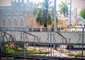 Reforma da Praça Fróes da Mota coloca patrimônio histórico no centro das atenções

Coreto de 1919 reúneReforma da Praça Fróes da Mota coloca patrimônio histórico no centro das atenções ladrilhos hidráulicos, ferro trabalhado e elementos ecléticos; praça conserva ainda peça de iluminação pública datada de 1903

A Praça Eduardo Fróes da Mota, no centro de Feira de Santana, será totalmente reformada após ordem de serviço assinada nesta quarta-feira (26) pelo prefeito José Ronaldo de Carvalho. A intervenção receberá investimento de R$ 852.585,37 e terá prazo previsto de quatro meses. Entre os cuidados anunciados está a manutenção das características originais do coreto histórico, construído no início do século XX e um dos principais elementos arquitetônicos preservados no espaço.
