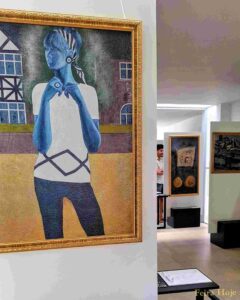 Um tesouro da arte inglesa está exposto no Flifs

Quem circula pelo Centro de Convenções durante o Festival Literário e Cultural de Feira de Santana (Flifs) encontra, no corredor próximo à entrada do Teatro, uma oportunidade pouco comum: apreciar de perto obras de artistas de renome internacional pertencentes ao Acervo Inglês do Museu Regional de Arte (MRA) da Universidade Estadual de Feira de Santana (Uefs).

A exposição 'Rota da Arte Inglesa – Um Acervo em Movimento', levou para o espaço parte de coleção que integra o patrimônio artístico preservado no Centro Universitário de Cultura e Arte (Cuca). Entre jovens, estudantes e visitantes que param para observar, fotografar e até posar ao lado das telas, a mostra acaba funcionando também como uma porta de entrada para uma história que remonta à criação do próprio Museu Regional de Arte.
