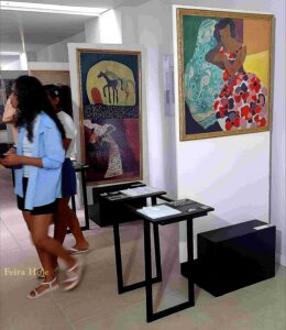 Um tesouro da arte inglesa está exposto no Flifs

Quem circula pelo Centro de Convenções durante o Festival Literário e Cultural de Feira de Santana (Flifs) encontra, no corredor próximo à entrada do Teatro, uma oportunidade pouco comum: apreciar de perto obras de artistas de renome internacional pertencentes ao Acervo Inglês do Museu Regional de Arte (MRA) da Universidade Estadual de Feira de Santana (Uefs).

A exposição 'Rota da Arte Inglesa – Um Acervo em Movimento', levou para o espaço parte de coleção que integra o patrimônio artístico preservado no Centro Universitário de Cultura e Arte (Cuca). Entre jovens, estudantes e visitantes que param para observar, fotografar e até posar ao lado das telas, a mostra acaba funcionando também como uma porta de entrada para uma história que remonta à criação do próprio Museu Regional de Arte.