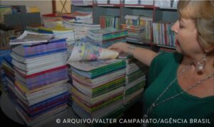 Escolas têm até 8 de setembro para escolher livros didáticos para 2027 Processo deve ser realizado por gestores no sistema PNLD Gestão Hora de as escolas públicas escolherem os livros didáticos, pedagógicos e literários que são utilizados pelas escolas do 1º ao 5º ano do ensino fundamental no ciclo 2027-2030. O prazo de seleção termina em 8 de setembro. Os professores dos anos iniciais, coordenadores e gestores escolares devem analisar as obras disponíveis e avaliar quais materiais estão mais alinhados à proposta pedagógica da unidade, os objetivos de ensino, bem como as características e as necessidades da comunidade escolar. O Programa Nacional do Livro e do Material Didático (PNLD) é uma política pública executada pelo Fundo Nacional de Desenvolvimento da Educação (FNDE) e pelo Ministério da Educação (MEC).