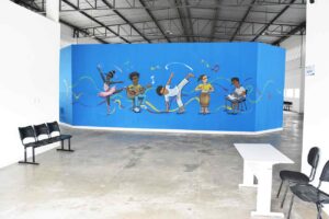 A entrega do Galpão de Artes José Viana Cabral, realizada neste sábado (15), nas Baraúnas, amplia o acesso de crianças, adolescentes, jovens e adultos à arte, à formação e à convivência comunitária.

Durante a entrega, o prefeito José Ronaldo de Carvalho salientou a importância de aproximar as políticas culturais da população, especialmente das crianças e dos adolescentes, que passam a contar com um espaço público destinado ao aprendizado e à expressão artística.