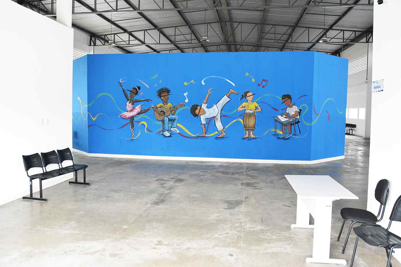 A entrega do Galpão de Artes José Viana Cabral, realizada neste sábado (15), nas Baraúnas, amplia o acesso de crianças, adolescentes, jovens e adultos à arte, à formação e à convivência comunitária. Durante a entrega, o prefeito José Ronaldo de Carvalho salientou a importância de aproximar as políticas culturais da população, especialmente das crianças e dos adolescentes, que passam a contar com um espaço público destinado ao aprendizado e à expressão artística.