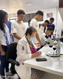 Pesq9uisa com participação da Uefs aponta desafio para soro contra veneno de coral Estudo internacional identificou diferenças entre venenos de corais-verdadeiras da Bahia e recomenda que variações regionais sejam consideradas na produção de antivenenos As pesquisadoras Ilka Biondi e Dulcineia Ferreira Andrade, do Laboratório de Animais Peçonhentos e Herpetologia da Universidade Estadual de Feira de Santana (LAPH/Uefs), participaram de um estudo que identificou diferenças importantes nos venenos de corais-verdadeiras encontradas na Bahia. Publicado em junho de 2026 na revista científica internacional Biochimie, o trabalho aponta desafios para a eficácia dos soros utilizados no tratame