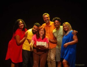 Feira será a capital nacional do teatro infantil com o Fenatifs 2026 Festival chega à 18ª edição com programação nacional, atividades formativas e presença de grupos de várias regiões do país Feira de Santana se prepara para ocupar novamente lugar de destaque no cenário nacional das artes cênicas voltadas à infância. O lançamento da 18ª edição do Fenatifs – Festival Nacional de Teatro Infantil de Feira de Santana foi realizado nesta segunda-feira (10), no Complexo Cultural Carro de Boi, reunindo representantes da imprensa, promotores de Cultura e integrantes de diferentes instâncias da administração pública. O encontro apresentou as principais informações da edição de 2026 e reforçou a dimensão alcançada pelo festival ao longo de sua trajetória.