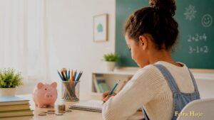 Educação financeira nas escolas pode ajudar a formar consumidores mais responsáveis Projeto em análise no Congresso prevê que estudantes aprendam a planejar gastos, evitar dívidas e reconhecer estímulos ao consumo desde a educação básica