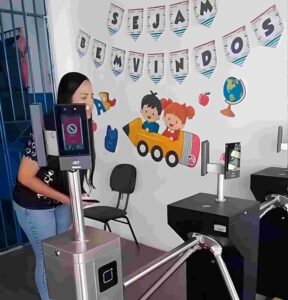 Novo sistema poderá ajudar escolas de Feira a identificar faltas e prevenir abandono A Secretaria Municipal de Educação de Feira de Santana começou a instituir um Sistema de Controle de Acesso e Frequência em todas as unidades da rede municipal. Além de ampliar a segurança, a ferramenta poderá contribuir para um acompanhamento mais preciso da presença dos estudantes, permitindo que as escolas identifiquem com maior rapidez faltas recorrentes e possíveis situações de risco de abandono escolar.