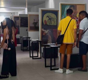 Um tesouro da arte inglesa está exposto no Flifs

Quem circula pelo Centro de Convenções durante o Festival Literário e Cultural de Feira de Santana (Flifs) encontra, no corredor próximo à entrada do Teatro, uma oportunidade pouco comum: apreciar de perto obras de artistas de renome internacional pertencentes ao Acervo Inglês do Museu Regional de Arte (MRA) da Universidade Estadual de Feira de Santana (Uefs).

A exposição 'Rota da Arte Inglesa – Um Acervo em Movimento', levou para o espaço parte de coleção que integra o patrimônio artístico preservado no Centro Universitário de Cultura e Arte (Cuca). Entre jovens, estudantes e visitantes que param para observar, fotografar e até posar ao lado das telas, a mostra acaba funcionando também como uma porta de entrada para uma história que remonta à criação do próprio Museu Regional de Arte.