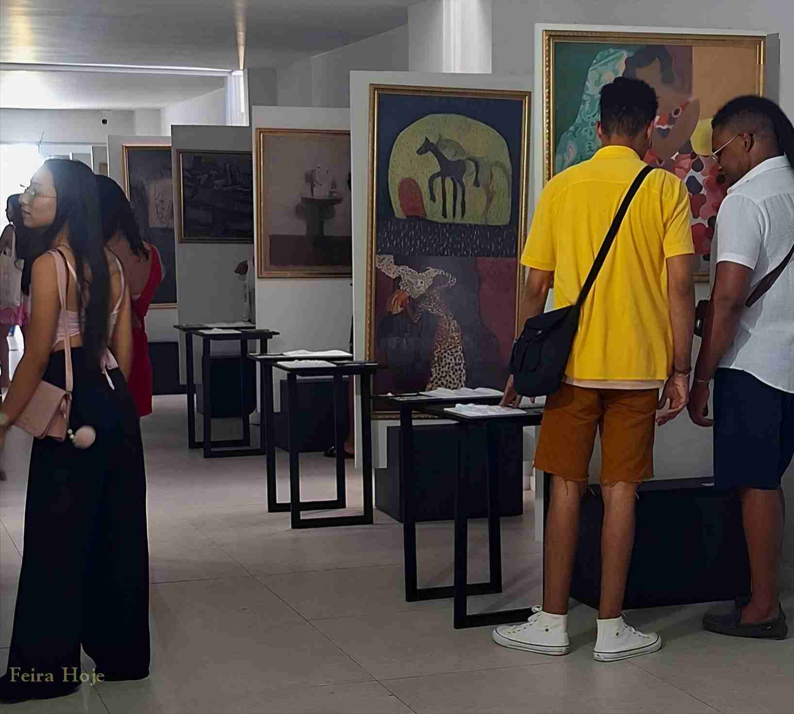 Um tesouro da arte inglesa está exposto no Flifs Quem circula pelo Centro de Convenções durante o Festival Literário e Cultural de Feira de Santana (Flifs) encontra, no corredor próximo à entrada do Teatro, uma oportunidade pouco comum: apreciar de perto obras de artistas de renome internacional pertencentes ao Acervo Inglês do Museu Regional de Arte (MRA) da Universidade Estadual de Feira de Santana (Uefs). A exposição 'Rota da Arte Inglesa – Um Acervo em Movimento', levou para o espaço parte de coleção que integra o patrimônio artístico preservado no Centro Universitário de Cultura e Arte (Cuca). Entre jovens, estudantes e visitantes que param para observar, fotografar e até posar ao lado das telas, a mostra acaba funcionando também como uma porta de entrada para uma história que remonta à criação do próprio Museu Regional de Arte.