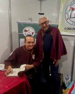 AFL lança livro sobre seus 50 anos na Flifs A Academia Feirense de Letras (AFL) lançou, nessa terça-feira (25), durante a abertura da 19ª edição do Festival Literário e Cultural de Feira de Santana (Flifs), o livro 'História da Academia Feirense de Letras: 1976 a 2026', de autoria de João Batista de Cerqueira e Ruy Cerqueira.