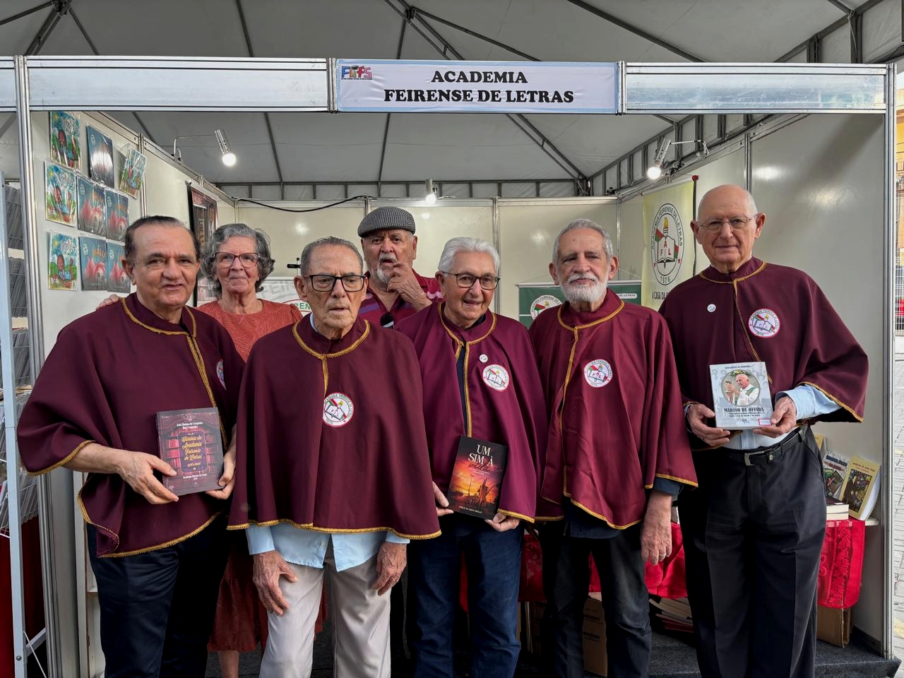 AFL lança livro sobre seus 50 anos na Flifs A Academia Feirense de Letras (AFL) lançou, nessa terça-feira (25), durante a abertura da 19ª edição do Festival Literário e Cultural de Feira de Santana (Flifs), o livro 'História da Academia Feirense de Letras: 1976 a 2026', de autoria de João Batista de Cerqueira e Ruy Cerqueira.