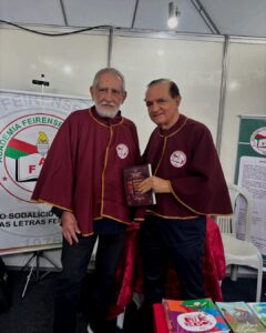 AFL lança livro sobre seus 50 anos na Flifs A Academia Feirense de Letras (AFL) lançou, nessa terça-feira (25), durante a abertura da 19ª edição do Festival Literário e Cultural de Feira de Santana (Flifs), o livro 'História da Academia Feirense de Letras: 1976 a 2026', de autoria de João Batista de Cerqueira e Ruy Cerqueira.
