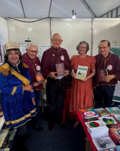 AFL lança livro sobre seus 50 anos na Flifs A Academia Feirense de Letras (AFL) lançou, nessa terça-feira (25), durante a abertura da 19ª edição do Festival Literário e Cultural de Feira de Santana (Flifs), o livro 'História da Academia Feirense de Letras: 1976 a 2026', de autoria de João Batista de Cerqueira e Ruy Cerqueira.