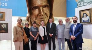 Exposição no TJBA homenageia Irmã Dulce com obras de 28 artistas baianosMostra em Salvador reúne diferentes linguagens artísticas inspiradas no legado de acolhimento, dignidade e cuidado de Santa Dulce dos Pobres O legado de Irmã Dulce inspira a exposição ‘A Última Porta: Arquiteturas do Acolhimento’, em cartaz no foyer do Tribunal de Justiça da Bahia (TJBA), em Salvador, até 14 de agosto. A mostra reúne 28 artistas baianos, com trabalhos em fotografia, gravura, pintura, assemblage e escultura, propondo diferentes leituras contemporâneas sobre a trajetória humana, social e espiritual da primeira santa brasileira.