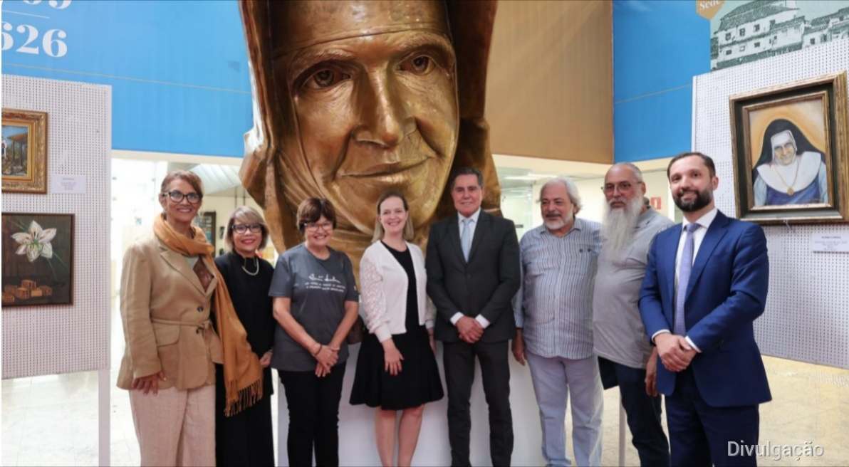 Exposição no TJBA homenageia Irmã Dulce com obras de 28 artistas baianos Mostra em Salvador reúne diferentes linguagens artísticas inspiradas no legado de acolhimento, dignidade e cuidado de Santa Dulce dos Pobres O legado de Irmã Dulce inspira a exposição ‘A Última Porta: Arquiteturas do Acolhimento’, em cartaz no foyer do Tribunal de Justiça da Bahia (TJBA), em Salvador, até 14 de agosto. A mostra reúne 28 artistas baianos, com trabalhos em fotografia, gravura, pintura, assemblage e escultura, propondo diferentes leituras contemporâneas sobre a trajetória humana, social e espiritual da primeira santa brasileira.